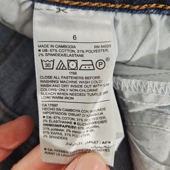 Old Navy Kicker boot-cut cut-off crop jeans women's size 6 - Picture 12 of 12